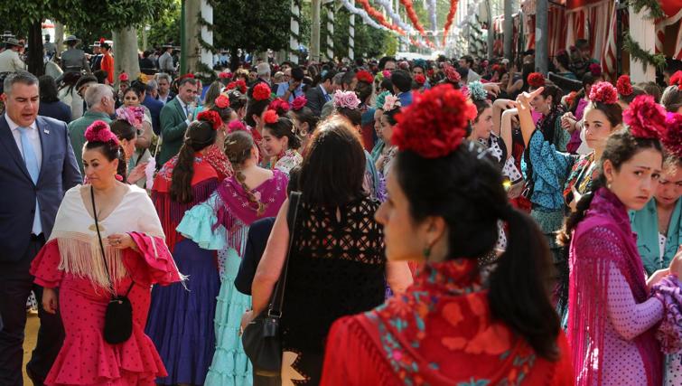 Animado ambiente en las calles del real de la Feria este martes 6 de mayo