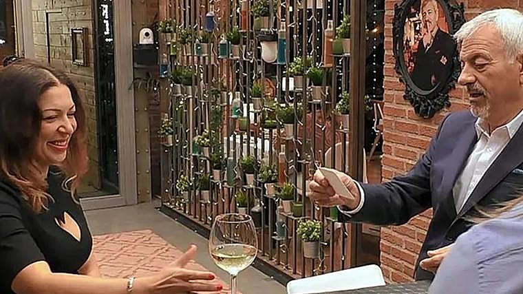 Carlos Sobera recibiendo a una invitada en First Dates