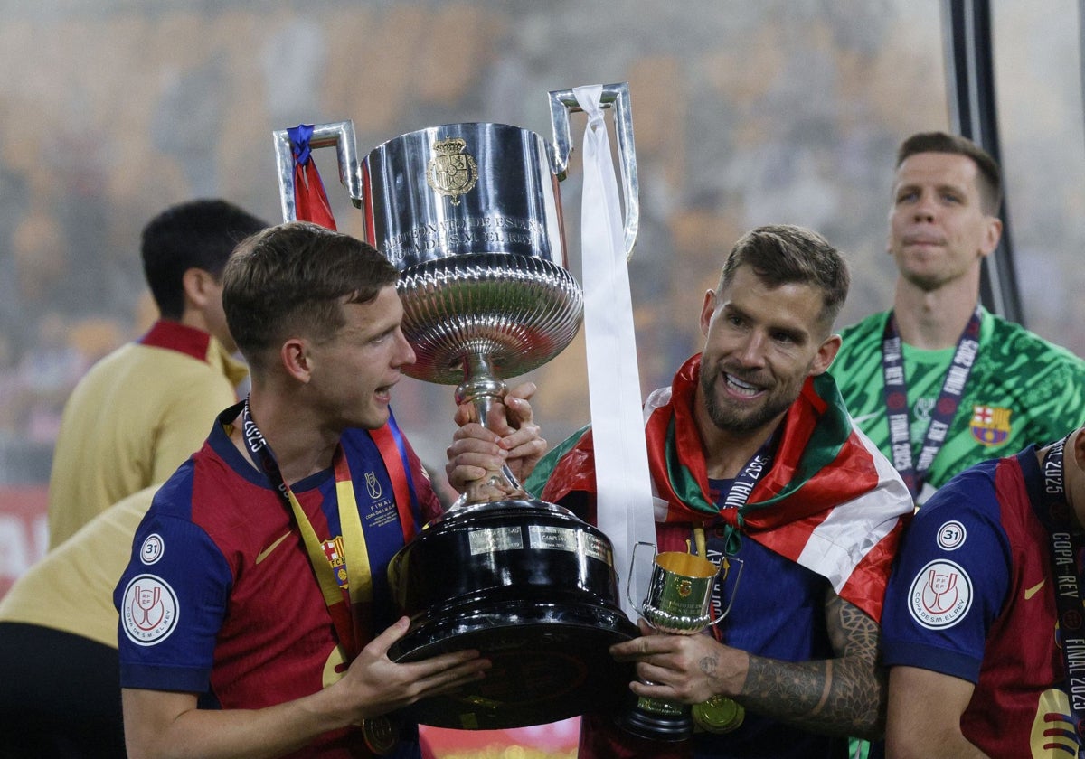 Dos futbolistas del Barcelona con la Copa del Rey que ganaron en la Cartuja