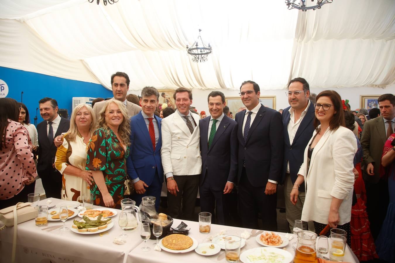  Carmen Gabella, Sandra González, Juan Ignacio Fuentes, José Veira, Juanma Moreno, Martín Torres Silvestre Castells, Gloria Guillén, en la recepción del Partido Popular