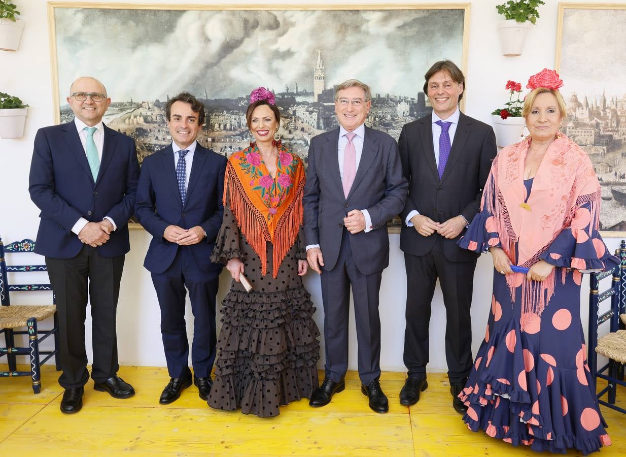 Manuel Gómez, Mario Muñoz, Rocío Díaz, Rafael Carmona, Francisco Oliva, Consolación Vera, en la recepción del Puerto de Sevilla