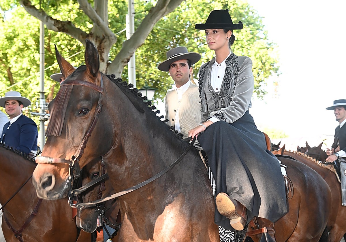 Victoria de Marichalar a caballo en la Feria de Abril de Sevilla