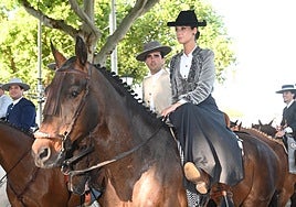 Victoria de Marichalar deslumbra en la Feria de Sevilla muy bien acompañada