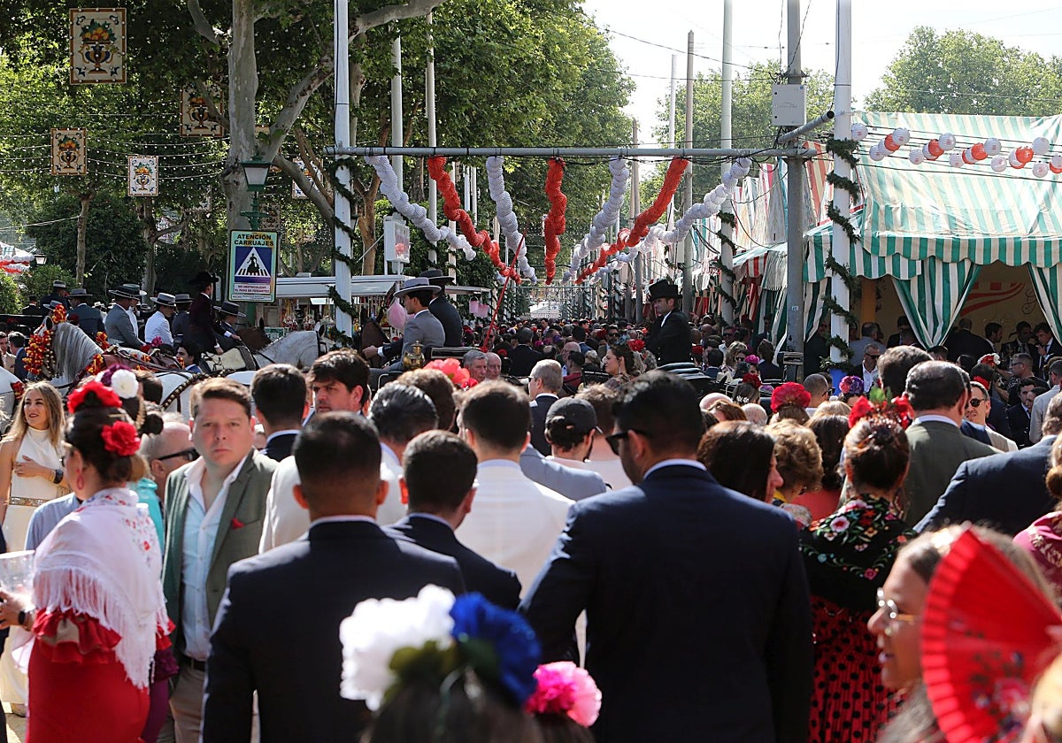 Ambiente en las calles del Real de la Feria durante la tarde del martes
