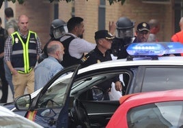 Susto en Dos Hermanas: detenido un hombre atrincherado con un arma, en imágenes