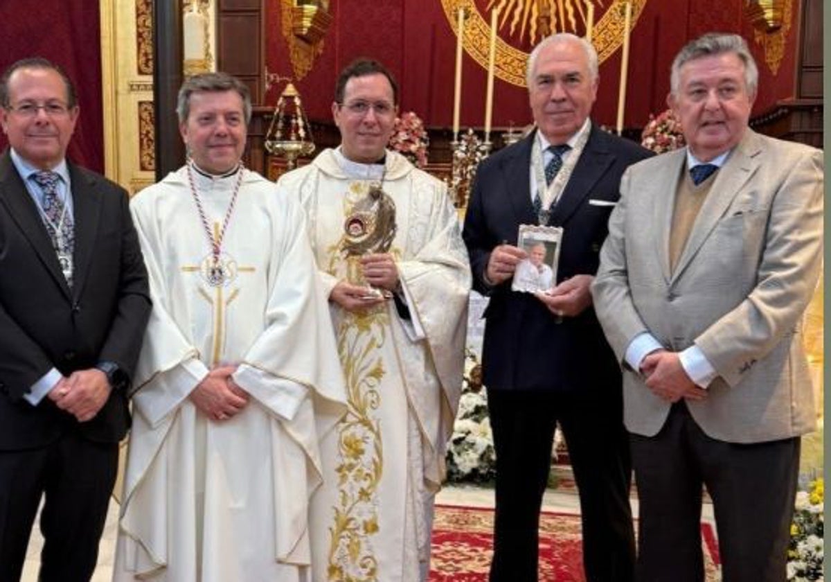 Representantes de la hermandad del Rocío y sacerdotes con la reliquia de San Juan Pablo II