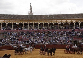 Una pasarela del color y la elegancia sobre el albero de la Maestranza