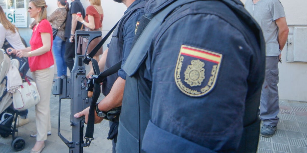 Un hombre con un arma se atrinchera en el interior de una vivienda en Dos Hermanas