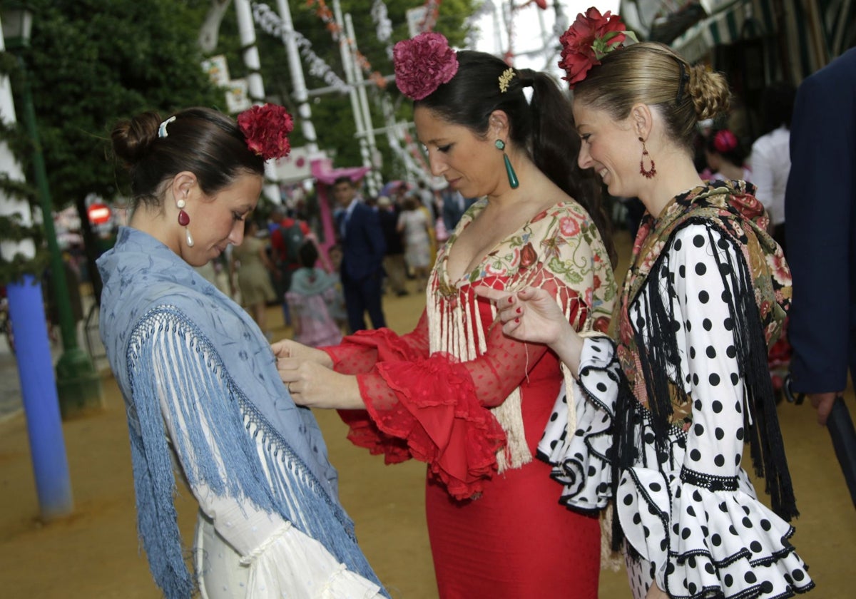 Flamencas por el real de la Feria