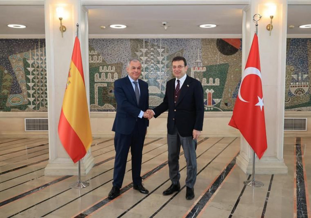 Los alcaldes de Sevilla y Estambul, José Luis Sanz y Ekrem Imamoglu, el pasado febrero