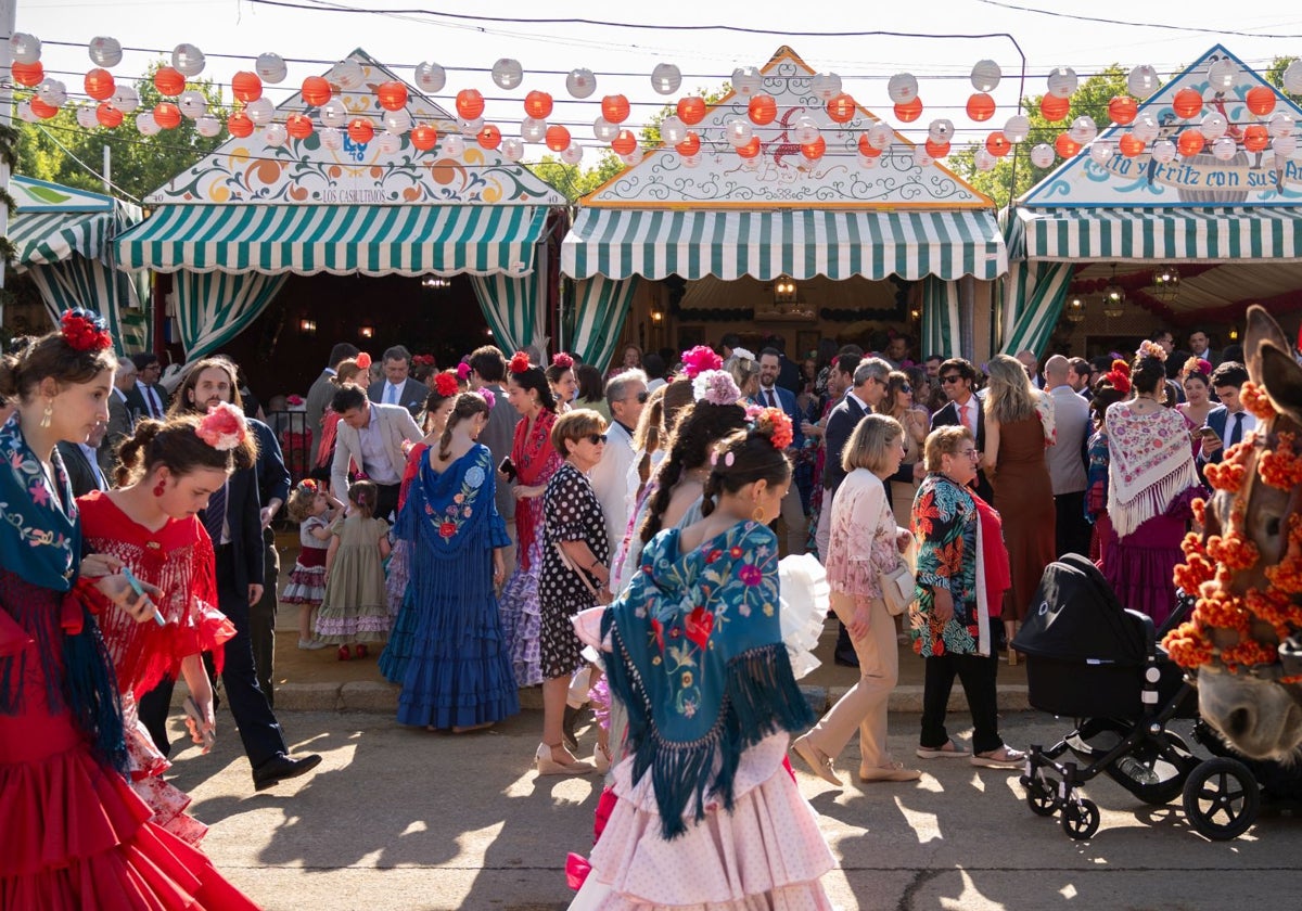 Ambiente en el Real de la Feria de Sevilla durante la jornada festiva del miércoles