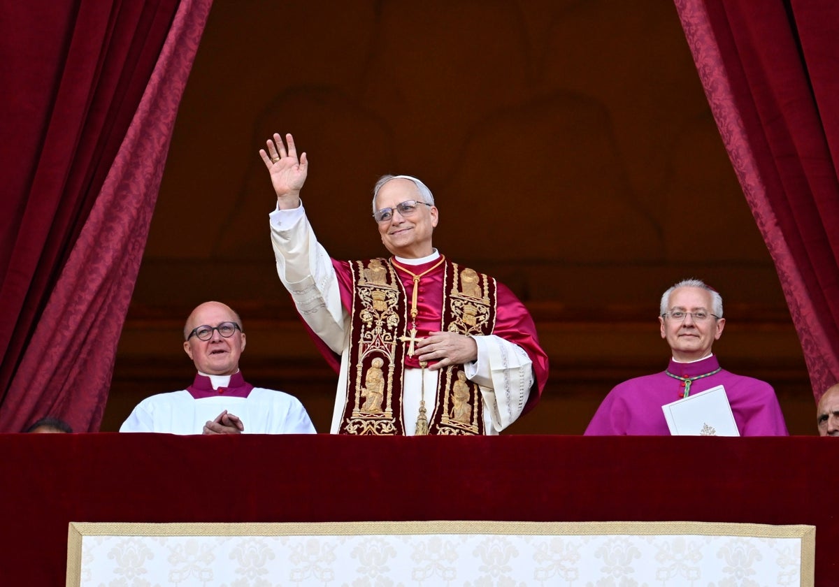 Robert Francis Prevost, León XIV, en el balcón de la Logia de las Bendiciones del Vaticano