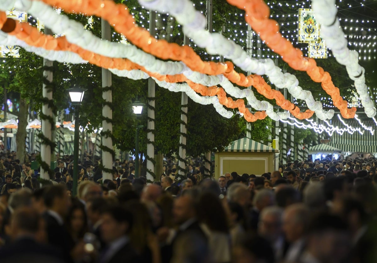 Ambiente en una calle de la Feria de Sevilla el pasado lunes de alumbrado