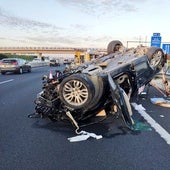 El coche accidentado quedó volcado en la autovía A-49