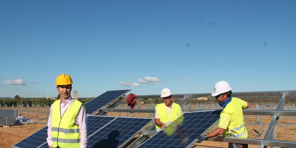 La Junta defiende las renovables como motor económico y pide más solidez en el sistema energético nacional