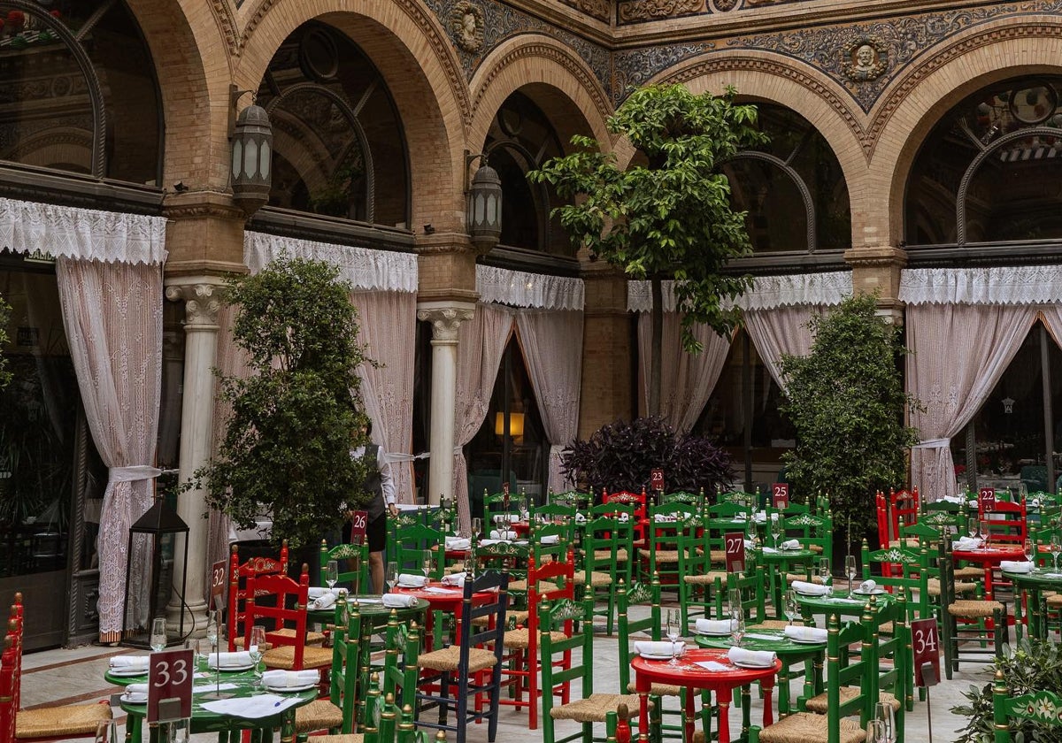El patio principal del hotel Alfonso XIII, preparado para la Feria