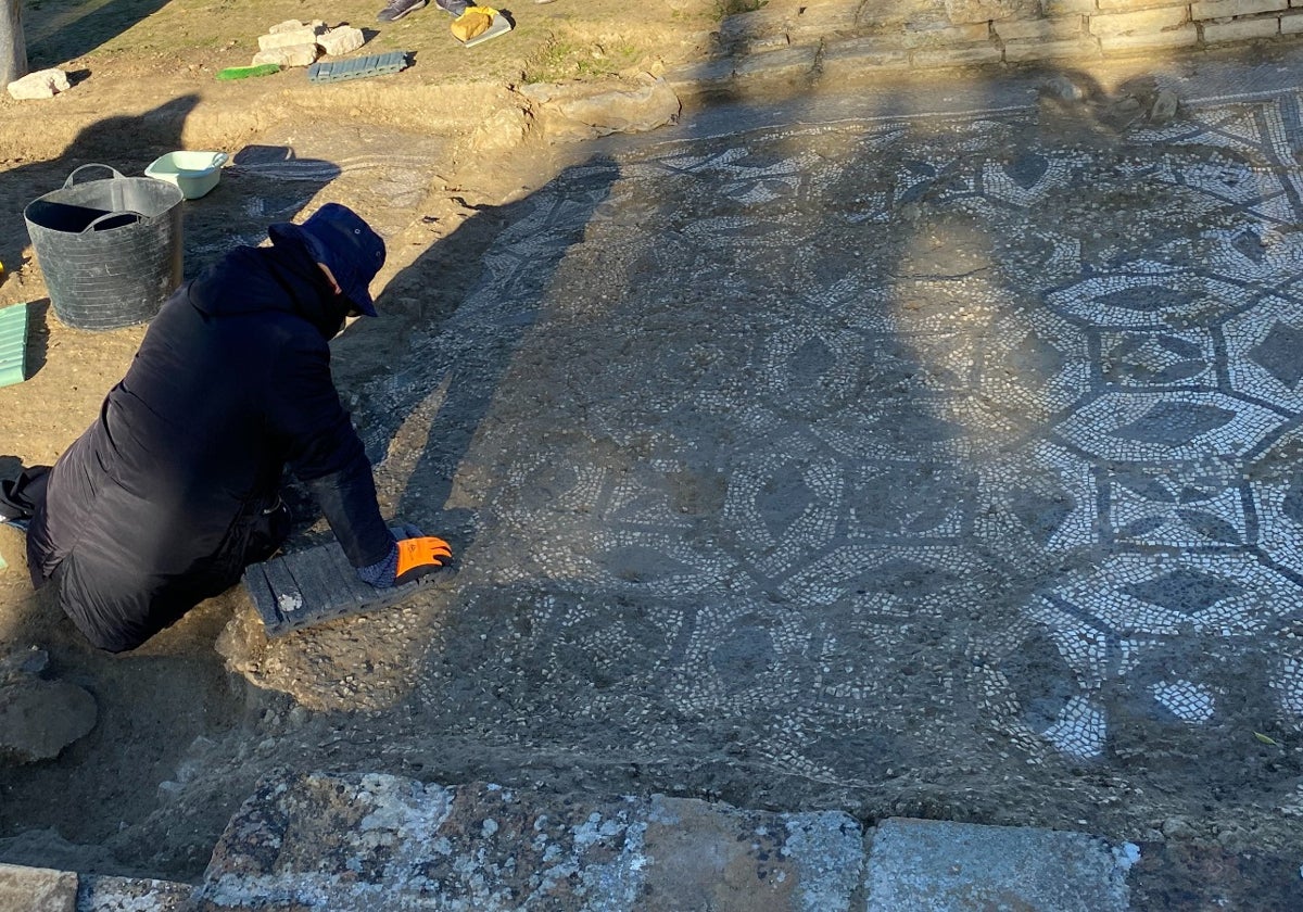 Un arqueólogo trabajando sobre las superficies de mosaicos de la Casa de Neptuno que se han recuperado tras los trabajos de conservación