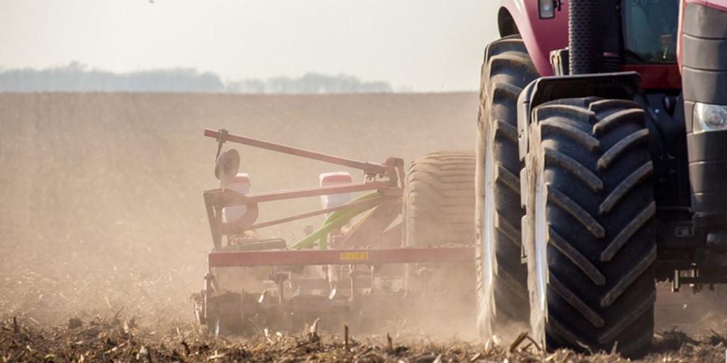 Muere un trabajador atropellado por el arado de un tractor en un cortijo de Osuna