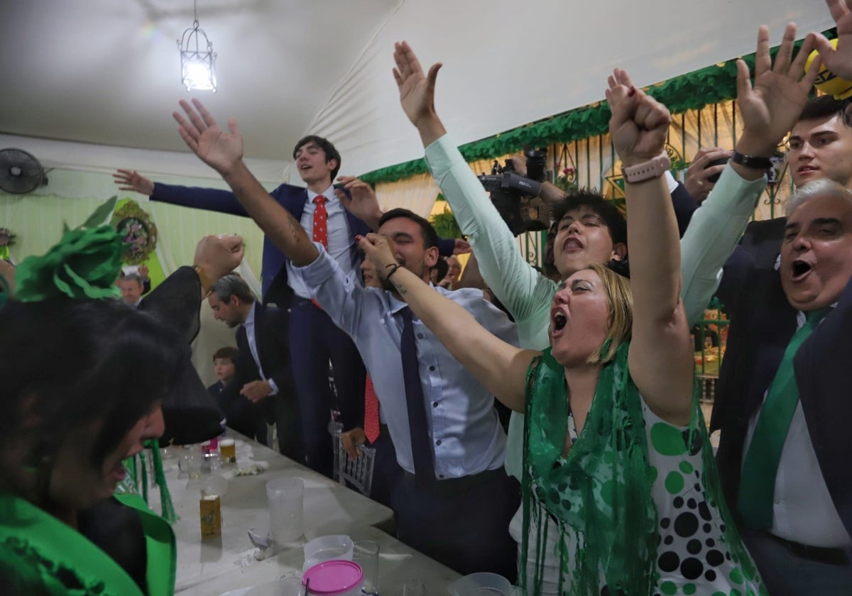 Aficionados del Betis celebran en la Feria el pase a la final de la Conference League