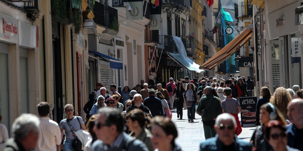 La calle Sierpes  renace  tras el Covid por la falta de locales en Tetuán
