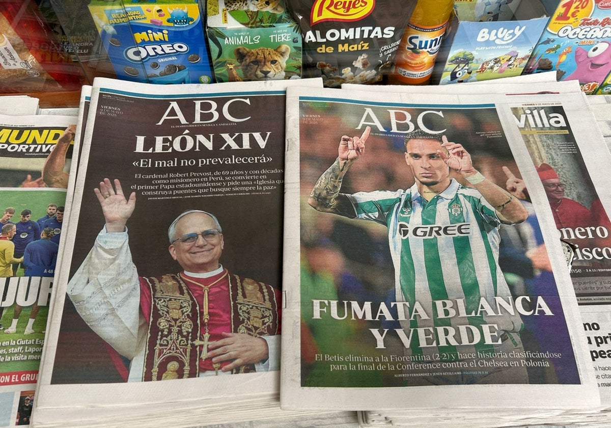 El mismo periódico con sus dos portadas este viernes en un quiosco de Sevilla