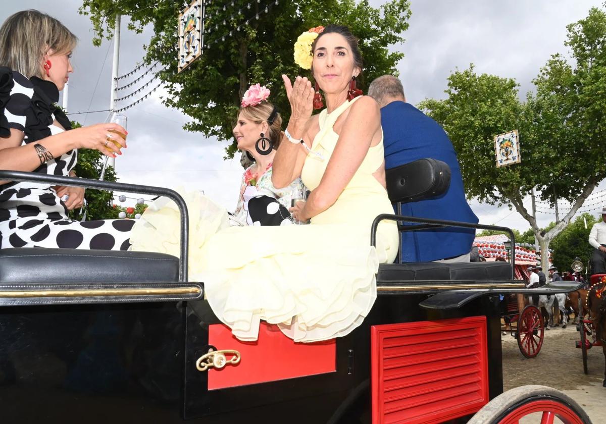 Paz Padilla en calesa en la Feria de Sevilla 2025