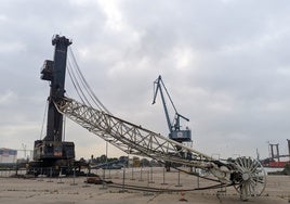 Dos grúas históricas del Puerto de Sevilla se venden para chatarra