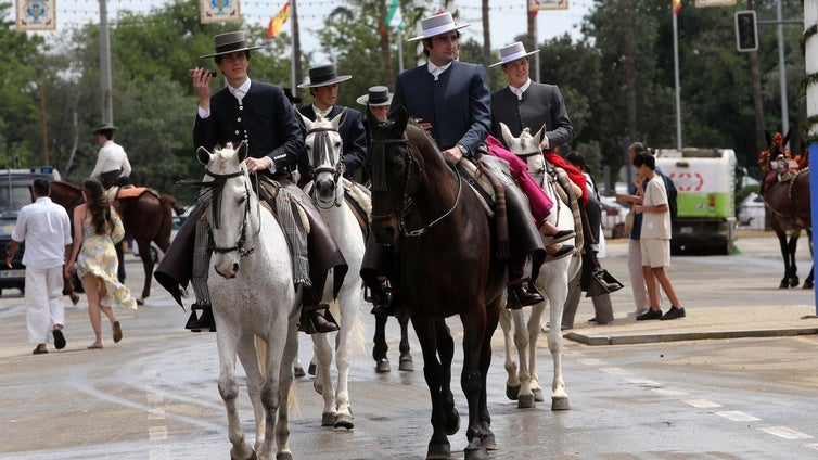 Destacan la «normalidad» en una jornada de viernes de Feria donde Tussam ha superado el millón de viajeros