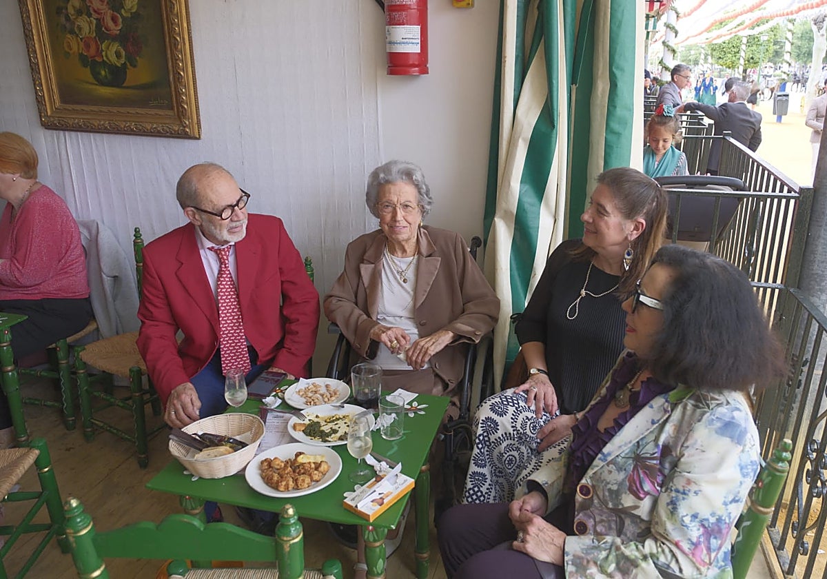 Elena Mendiela, en el centro de la imagen, disfrutando de la Feria de Abril a sus 102 años
