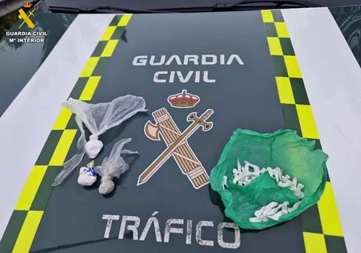 La Guardia Civil ha detenido a un conductor y a un pasajero del vehículo por varios delitos