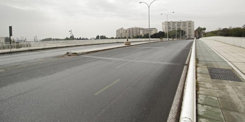 La Policía Local detiene en el Puente de las Delicias de Sevilla a una persona por intento de homicidio con una navaja