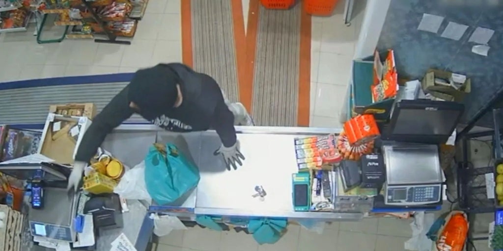 Detienen a dos personas por un robo con violencia en un local de Espartinas