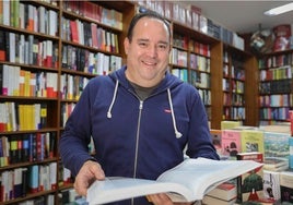 «A las bibliotecas de Sevilla las surten de libros empresas catalanas o vascas y no los libreros sevillanos»