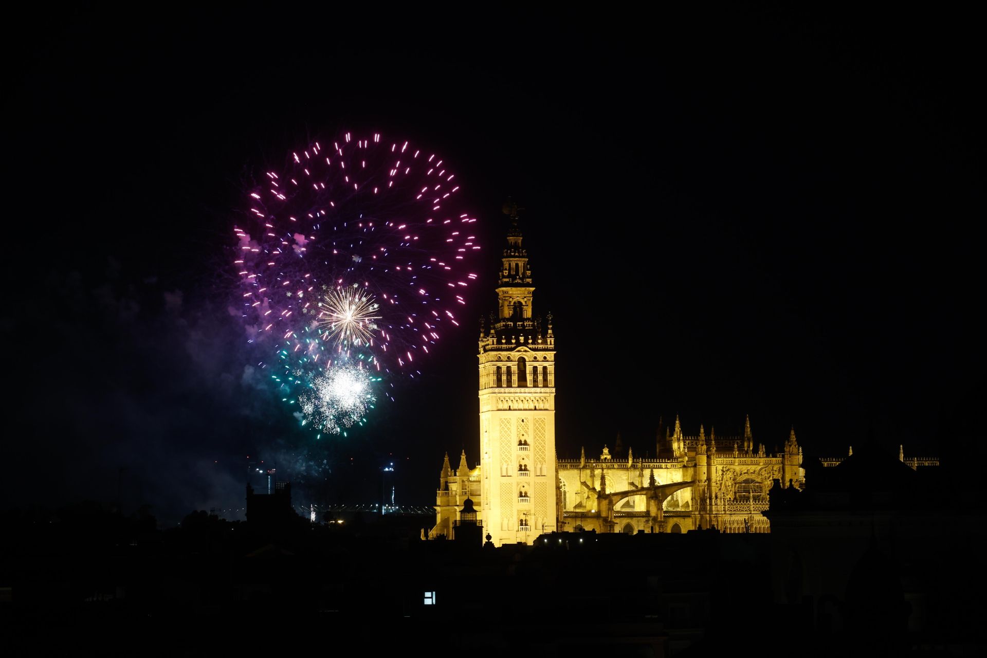 Fuegos artificiales para cerrar la Feria de Sevilla 2025