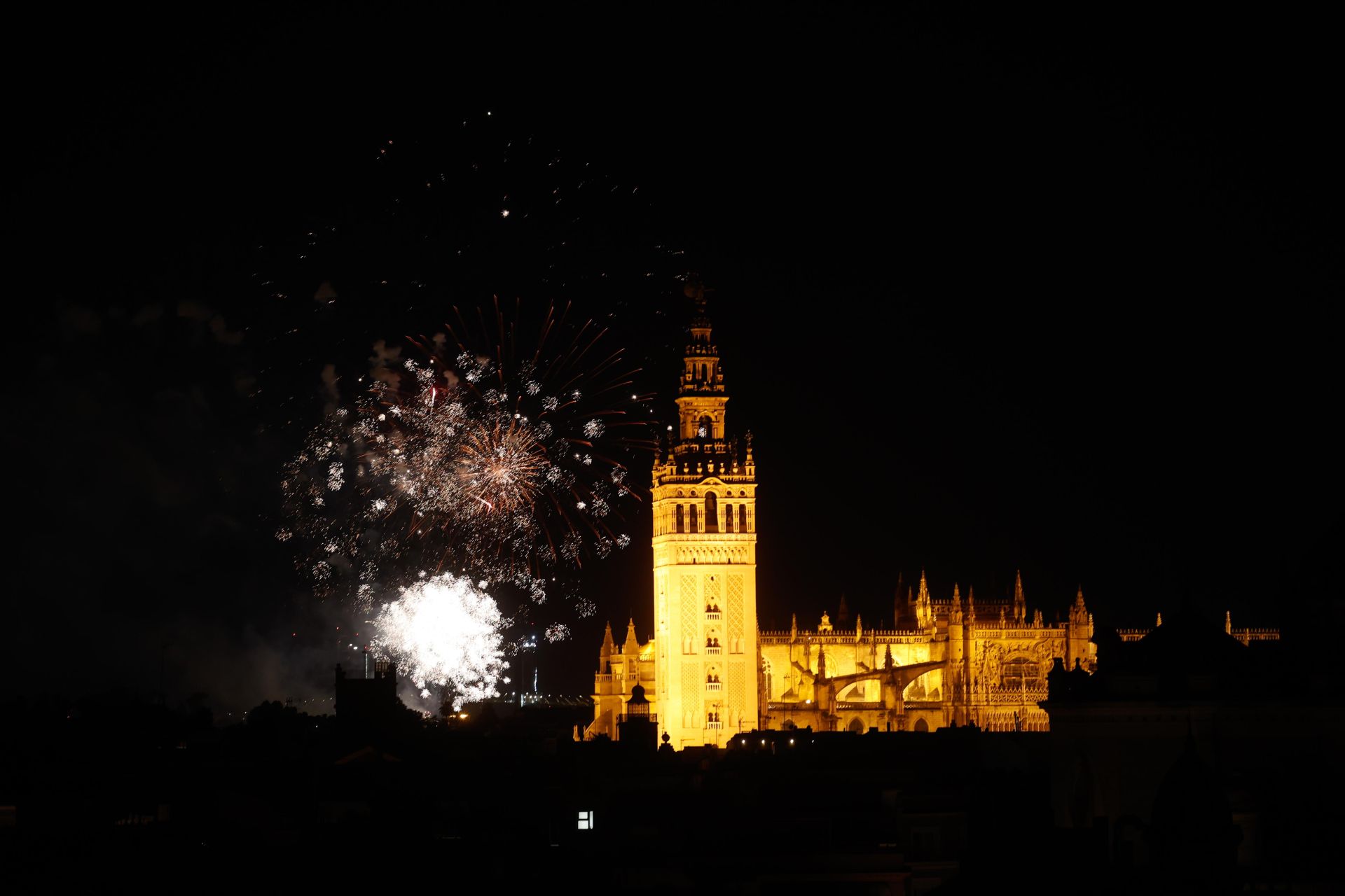Fuegos artificiales para cerrar la Feria de Sevilla 2025