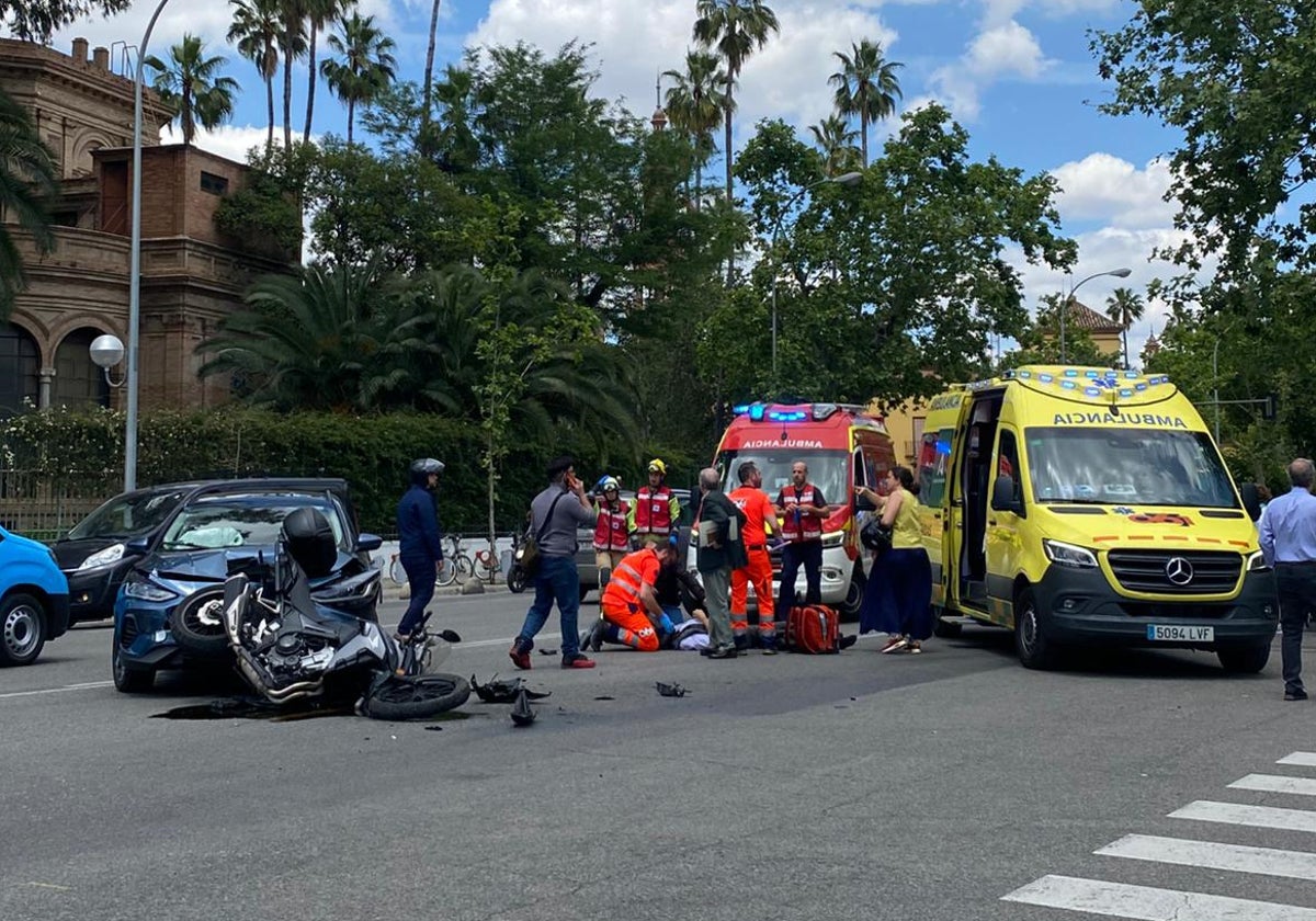 Los servicios de emergencia atienden al conductor herido