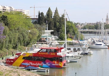El catamarán de CitySightseeing llega al río Guadalquivir para hacer paseos turísticos