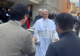 El Papa León XIV ya conoce a la Macarena: así le entregaron una estampa de la Virgen