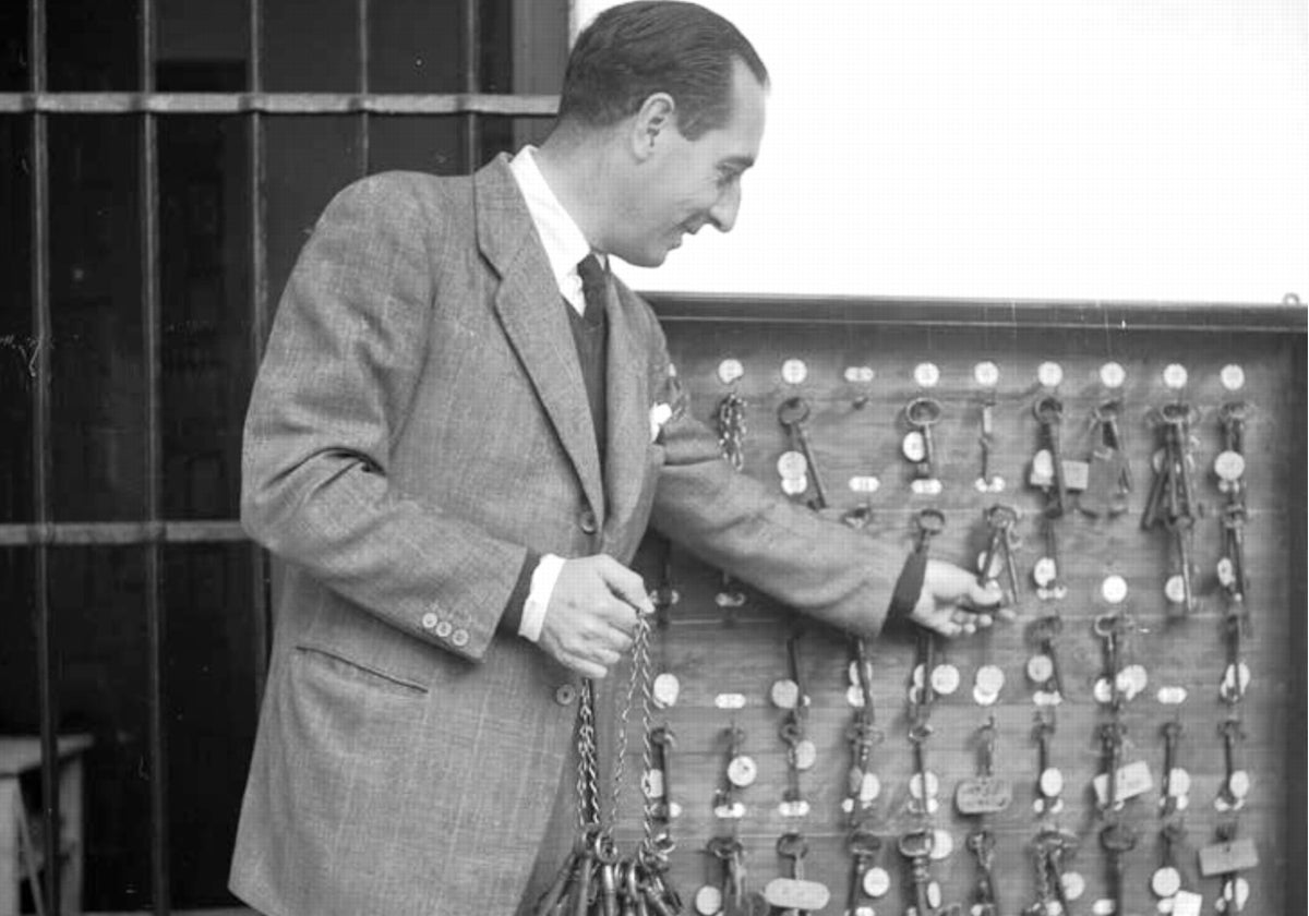 Joaquín Romero Murube con las numerosas llaves del Alcázar