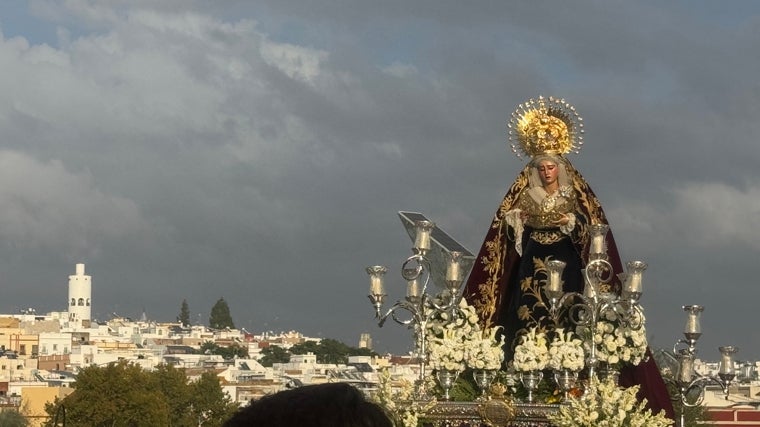 La Virgen de los Dolores en su traslado al cementerio de San Gabriel de Arahal con el pueblo al fondo