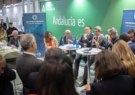 El consejero Jorge Paradela interviene desde el expositor en la feria de Defensa