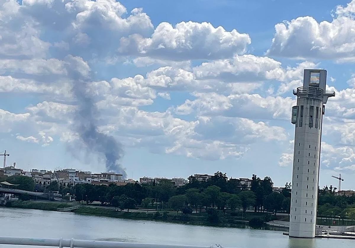 La densa columna de humo del incendio de Coria se veía desde Sevilla