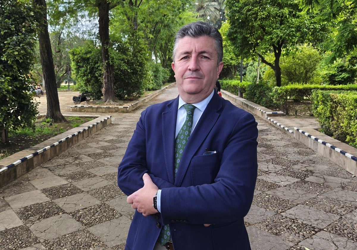 El hermano mayor del Cachorro posa en los Jardines de Murillo antes de viajar a Roma