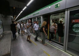 Un tren del metro de Sevilla se avería en la puerta de Jerez y obliga a desalojar a los pasajeros