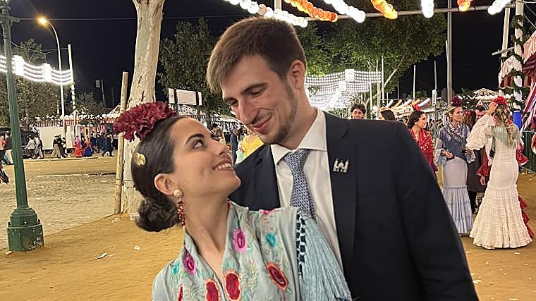 Paula y Javi bajo el cielor de farolillos