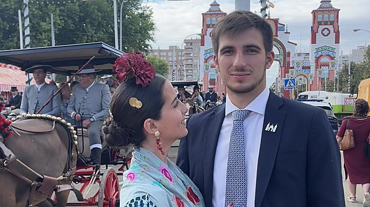 Paula y Javi posan en la Feria de Abril