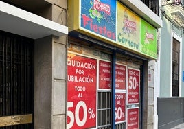La emblemática tienda de disfraces Pichardo de Sevilla cierra por jubilación