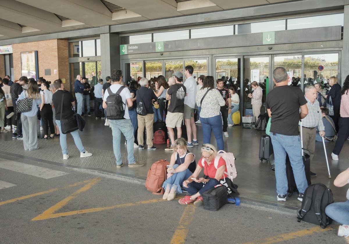 Viajeros en Santa Justa el día del gran apagón
