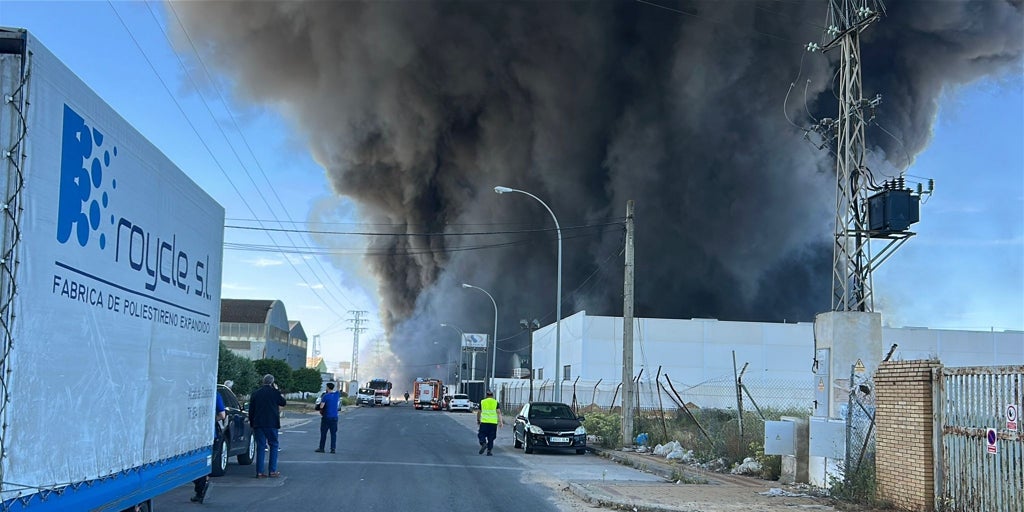 Los testimonios de los trabajadores de la nave que ha ardido en Alcalá de Guadaíra: «No nos dio tiempo ni a activar el sistema anti incendios»
