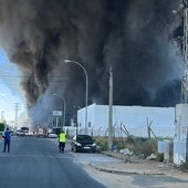 Los testimonios de los trabajadores de la nave que ha ardido en Alcalá de Guadaíra: «No nos dio tiempo ni a activar el sistema anti incendios»